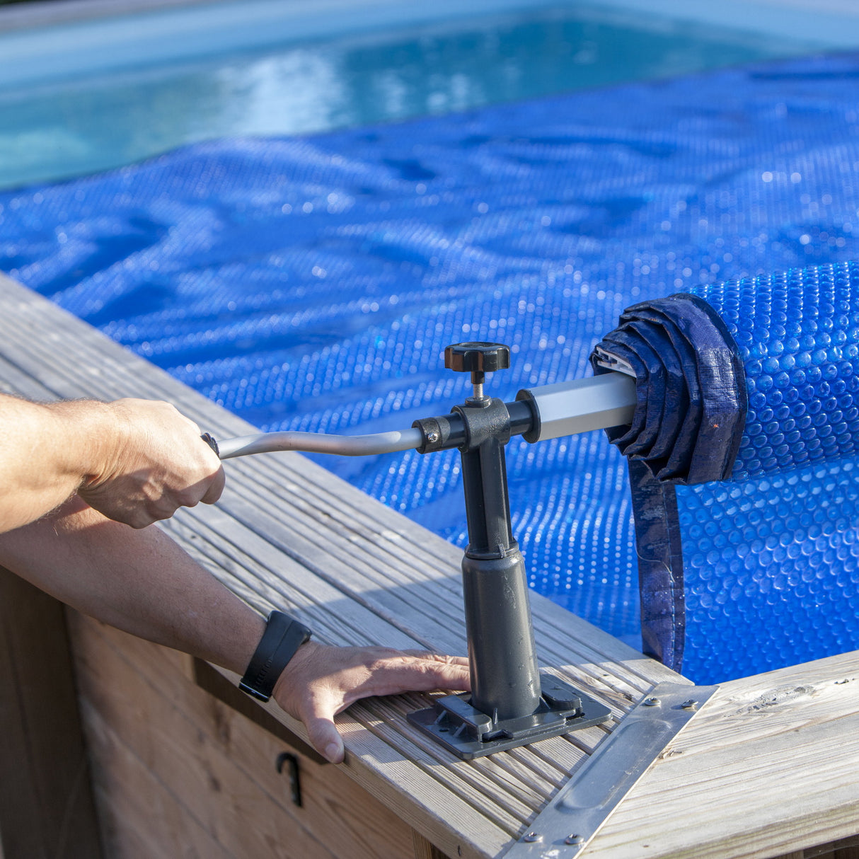 Enrouleur GRE pour piscine en bois véritable jusqu'à 5,80 m - installation en bord de piscine - B-stock