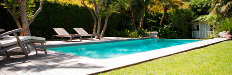 Ein Pool mit klaren Wasser im Garten 