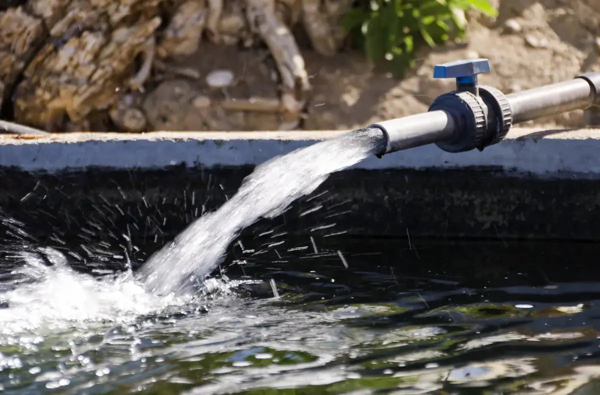 Ein Pool wird mit Wasser befüllt.