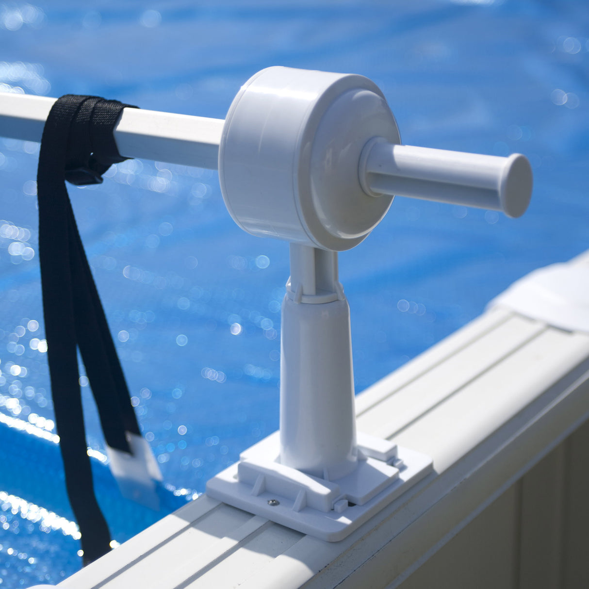Dispositif enroulable pour piscines à paroi acier GRE - installation en bord de piscine